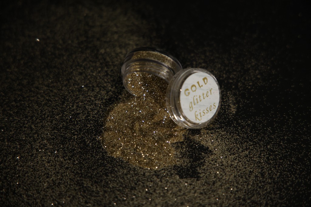 غليتر ذهبي كيسيز